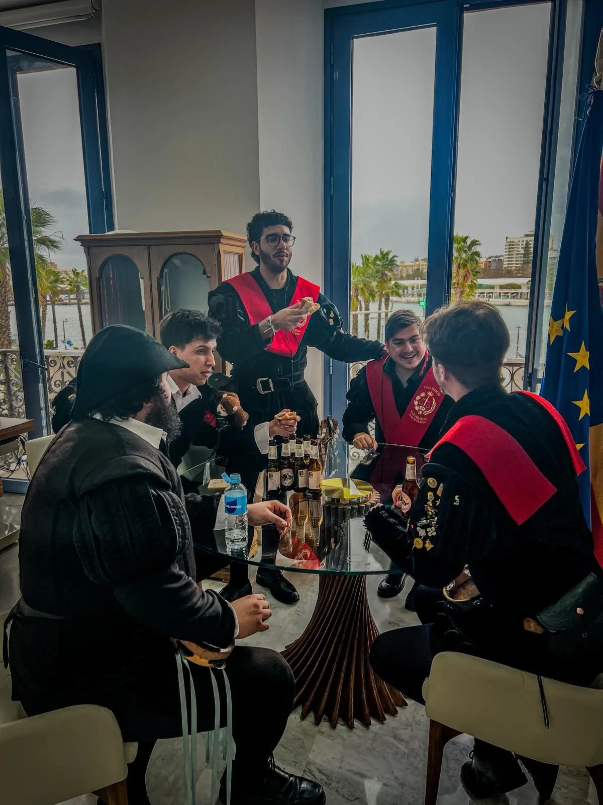 Tunos compartiendo un momento alrededor de una mesa