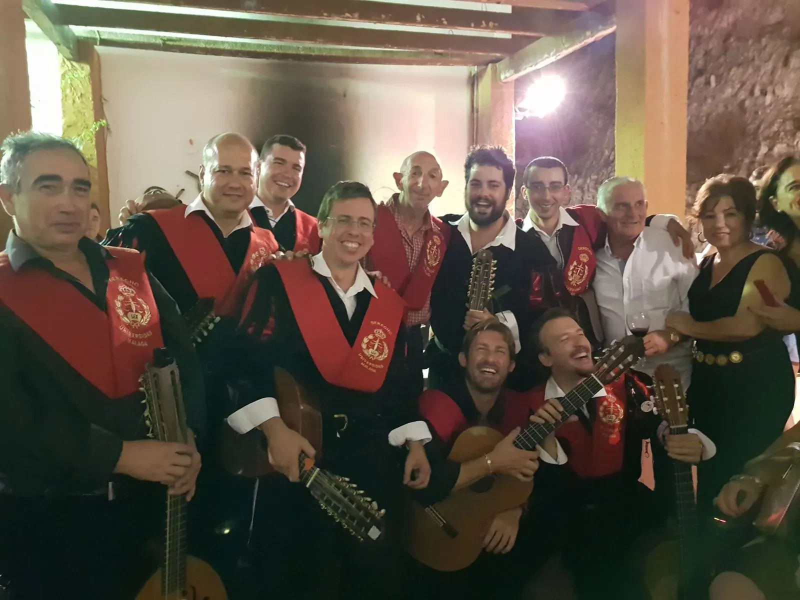 La Tuna de Derecho de Málaga posando con el modelo de la portada Cuestión de Gustos del grupo Pignoise
