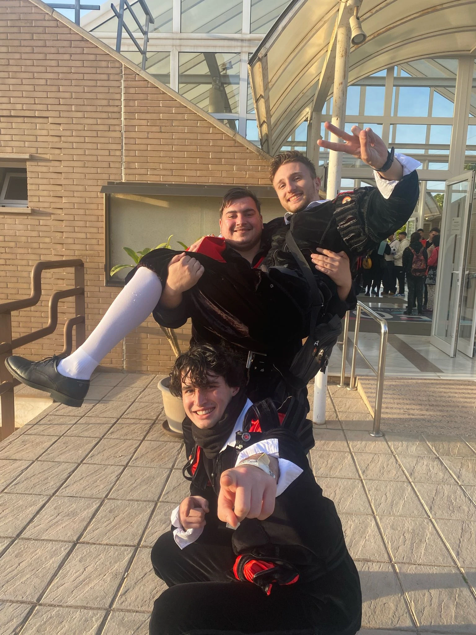 Tunos posando con un nuevo integrante en la Facultad de Derecho