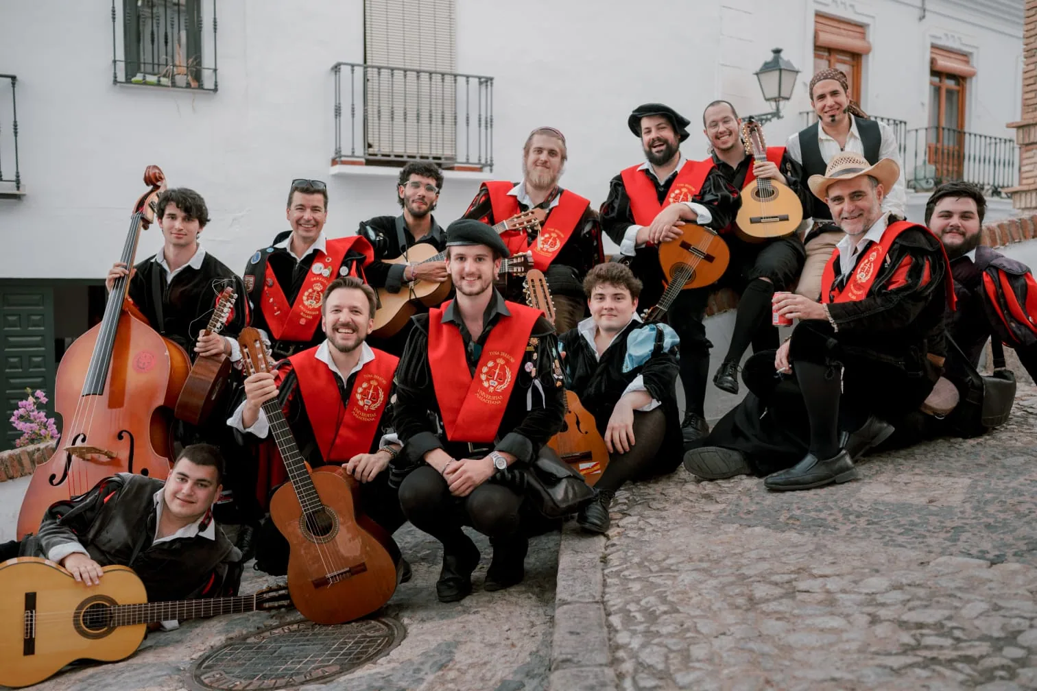 Grupo de la Tuna de Derecho de Málaga sonriendo con instrumentos