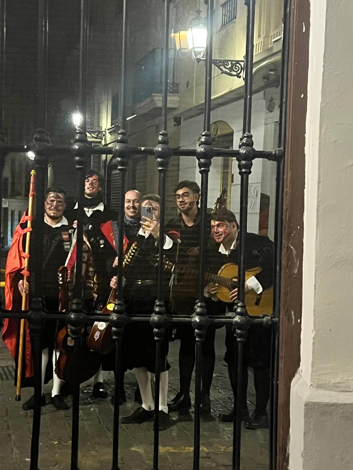 Nuevos integrantes de la tuna con traje e instrumentos
